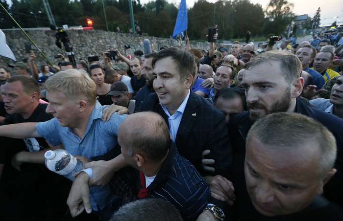 Сторонники политика прорвали пункт пропуска и, по словам очевидцев, "внесли" Саакашвили на украинскую территорию